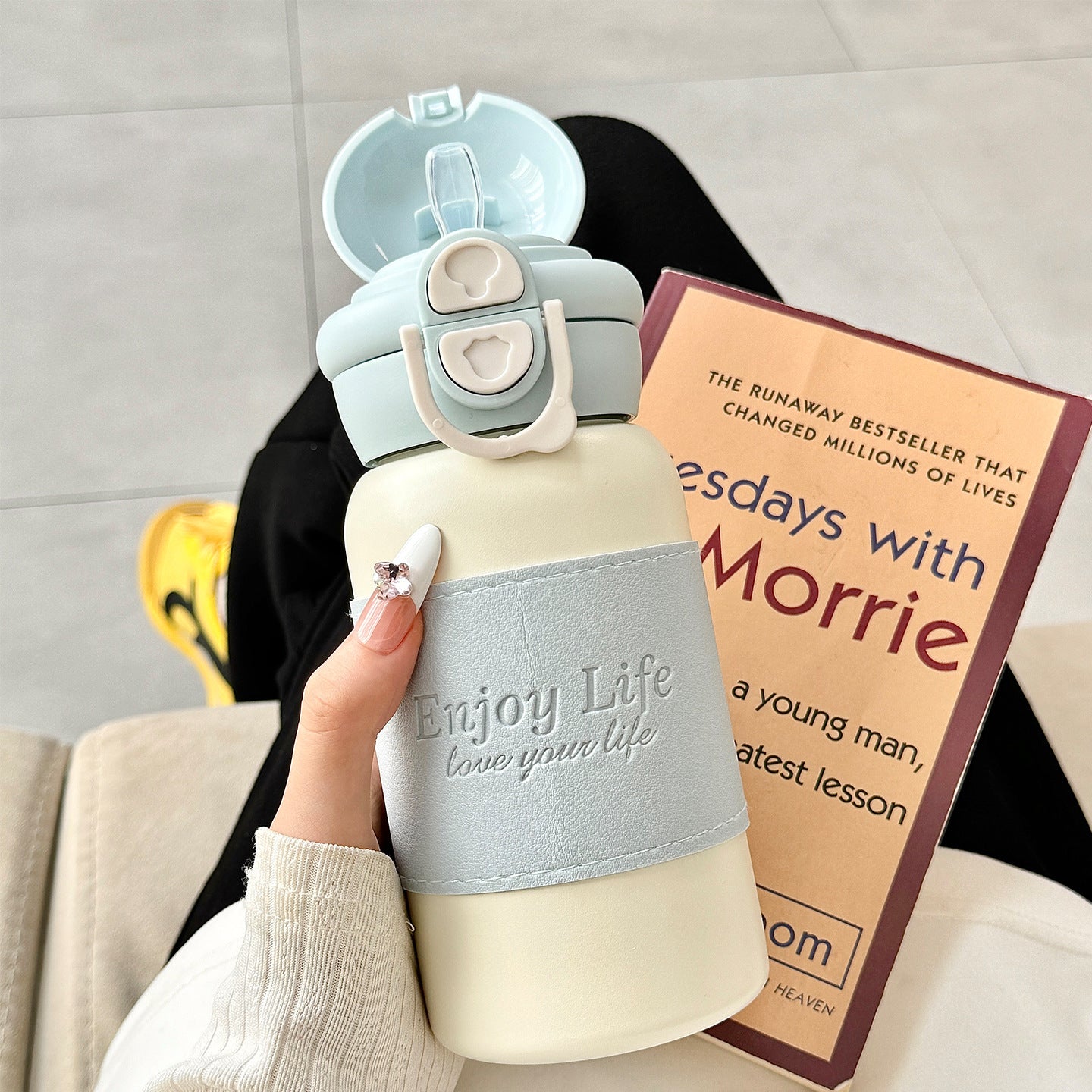 Damen isolierte Edelstahl Trinkflasche mit praktischem Ausgießer und stylischem Design Brehn