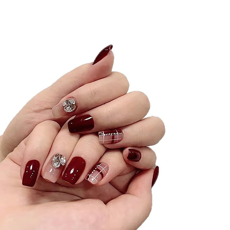Kunstnagelset mit elegantem, schimmerndem Design und kreativen Akzenten Brehn