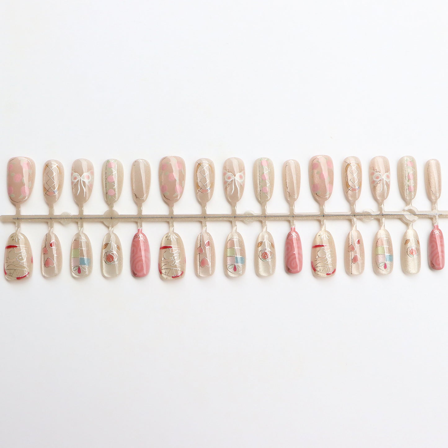 Dekoratives Press-On Nagelkunstset mit künstlerischen Designs Brehn