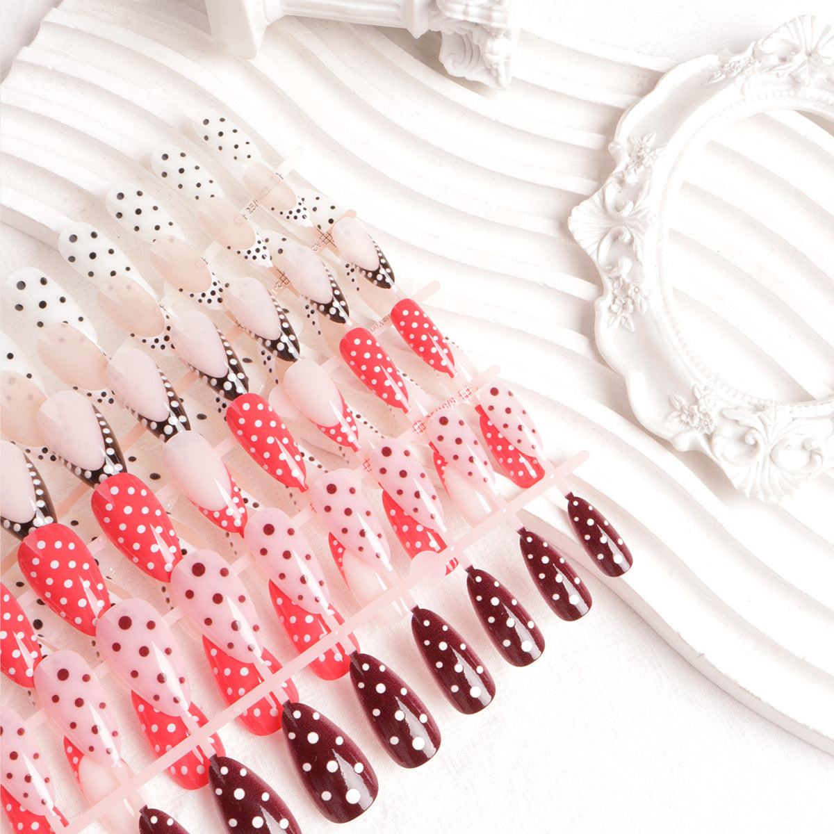 Künstlerische Polka Dot Nagelkunst Tipps Brehn