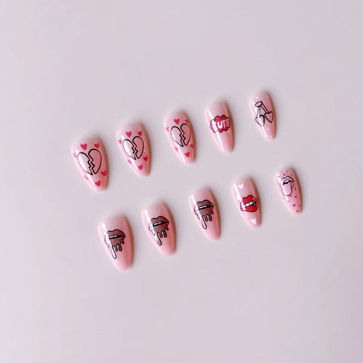 Kunstnagelset mit verspielten Lippen- und Herzmotiven Brehn