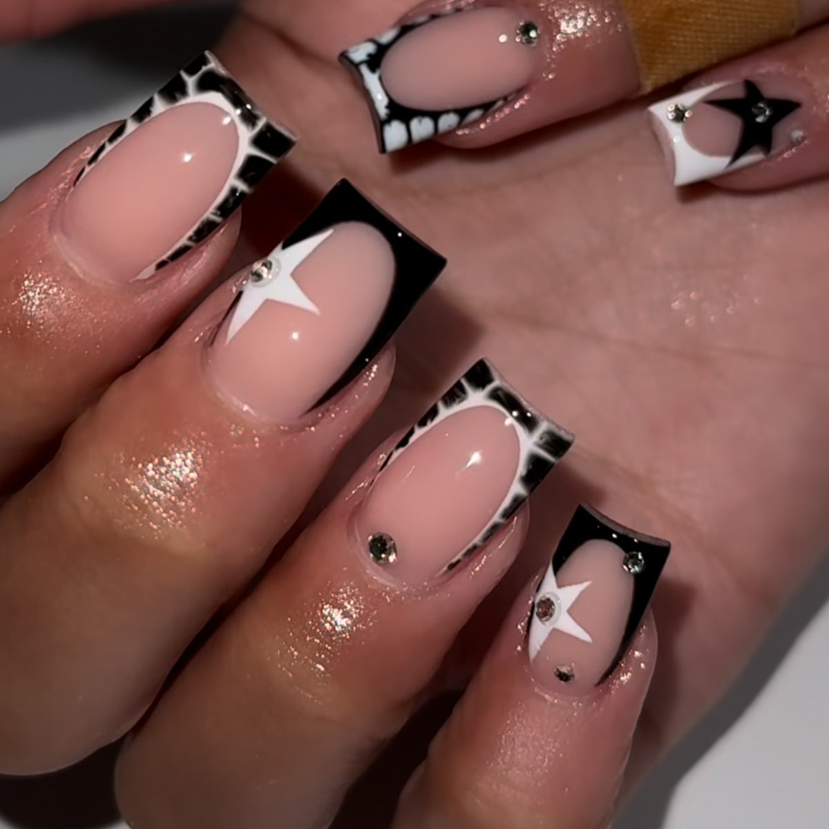 Elegantes Künstlerisches Press-On Nagelkunst Set Brehn