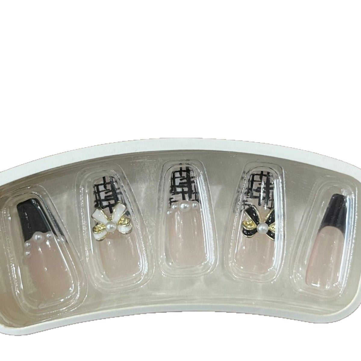 Glamouröse Nageldesigns mit Perlen- und Strass-Akzenten Brehn