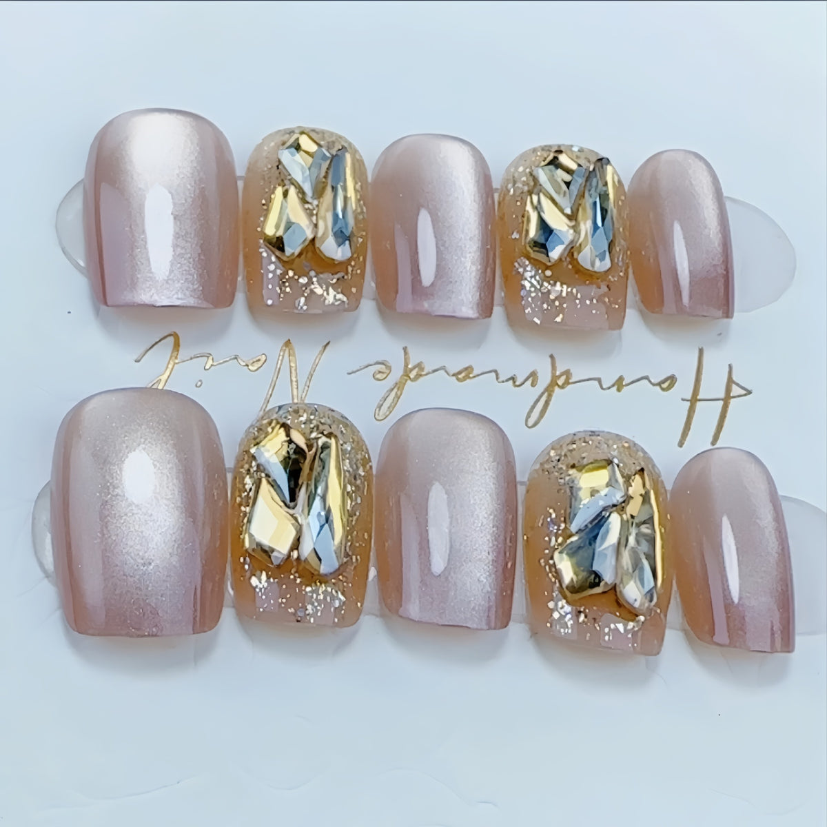 Handgefertigtes dekoratives Nagelset Brehn