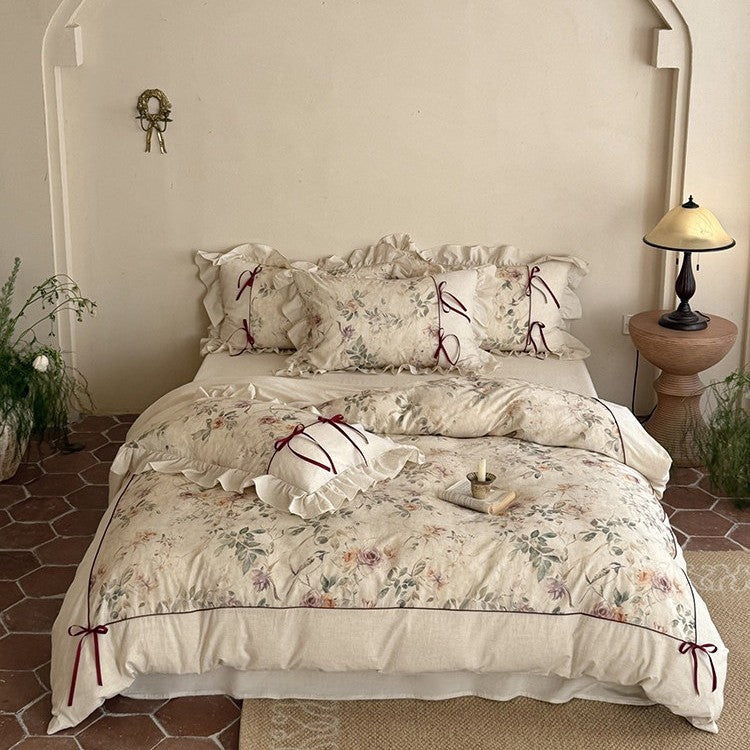 Vintage‑Shabby‑Chic Bettwäsche‑Set aus Baumwoll‑Leinen‑Mix mit floralem Print, Rüschen und Zierbändern