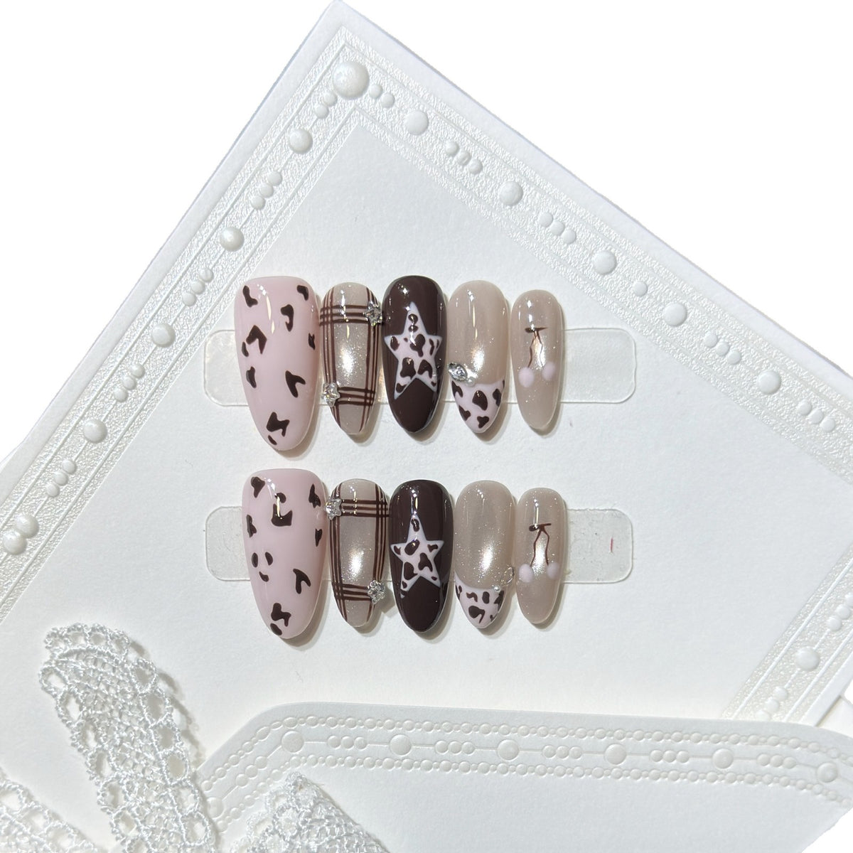 Künstlerisches Press-On Nagelkunstset mit einzigartigen Musterdesigns Brehn