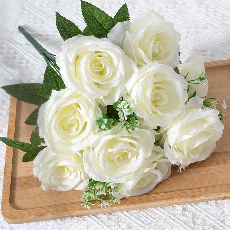 Lebensechter künstlicher Blumenstrauß