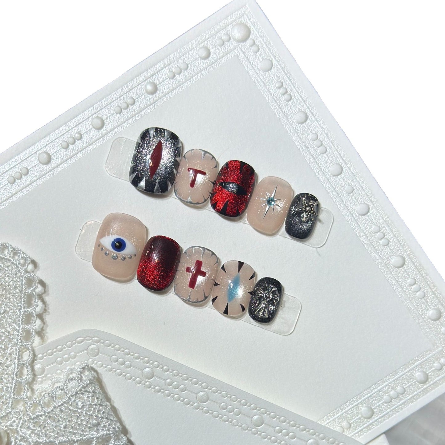 Künstlerisches Press-On Nail Design Set mit einzigartigen symbolischen Akzenten Brehn
