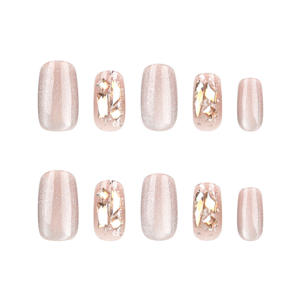 Elegante Nagelkunst mit glänzenden Akzenten Brehn