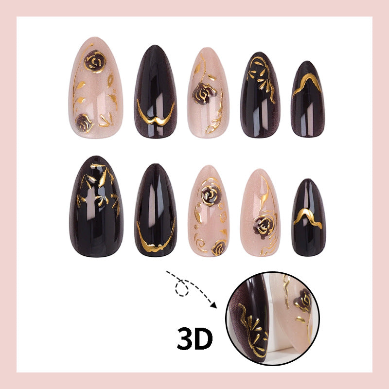 Kunstnagelset mit eleganten Goldverzierungen und originellen Mustern Brehn