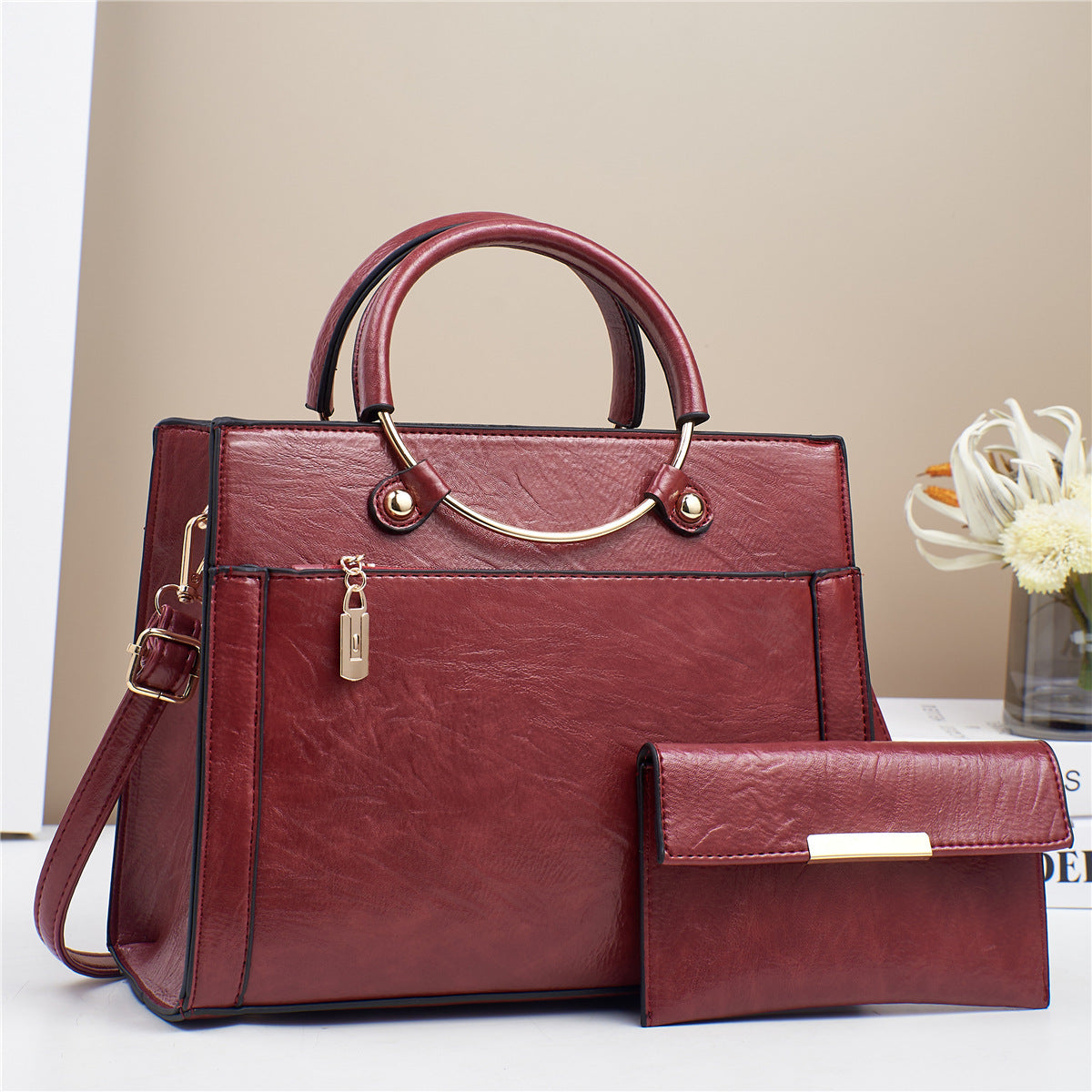 Elegante Handtasche mit Abnehmbaren Schulterriemen und Passendem Geldbeutel Brehn