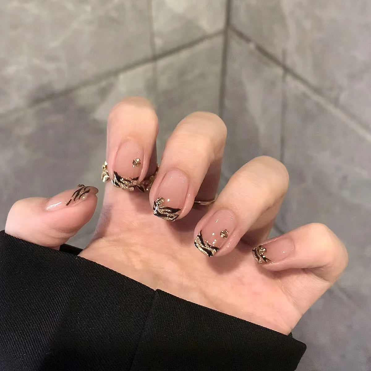 Künstlerisches Press-on-Nagel-Set mit eleganten Goldakzenten Brehn