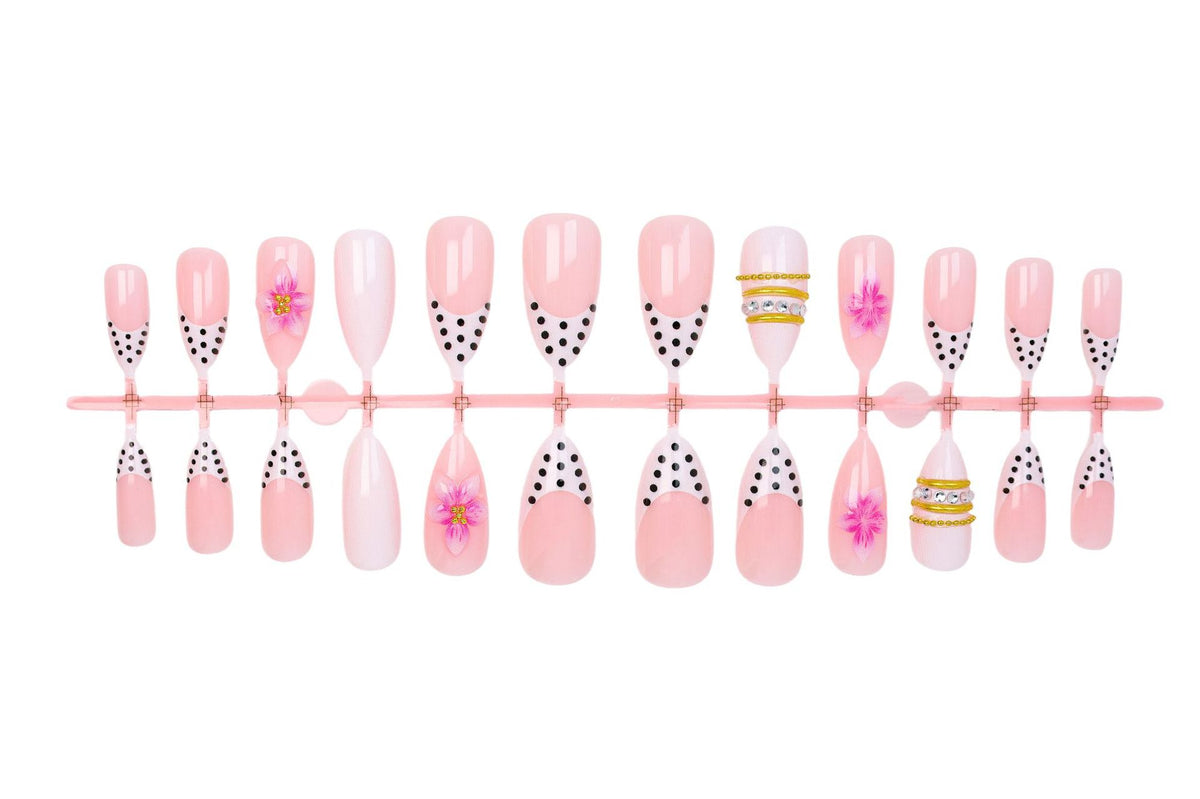 Kunstnagelset mit romantischen Blumenmotiven und eleganten Glitzerverzierungen Brehn