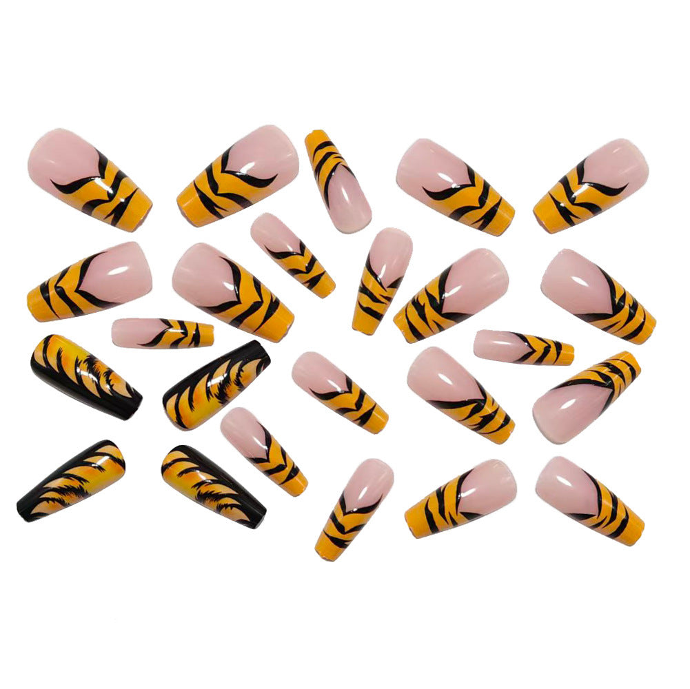 Kreative Kunstnägel im Tiger-Stripes Design Brehn