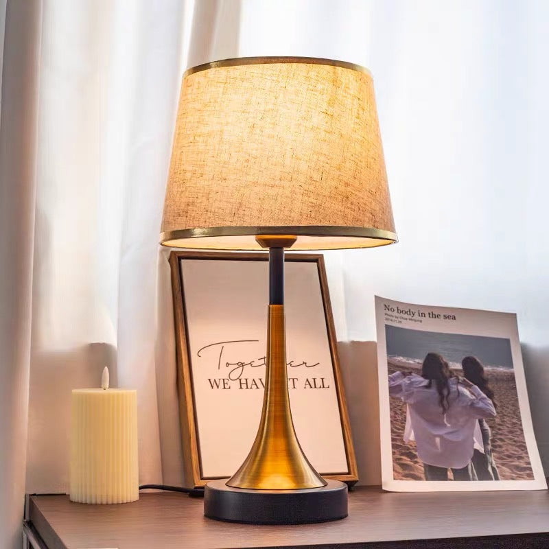 Moderne dekorative Tischlampe mit Leinenlampenschirm