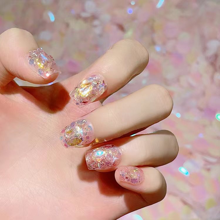 Kunstvolle Nagelspitzen mit Glitzerakzenten Brehn