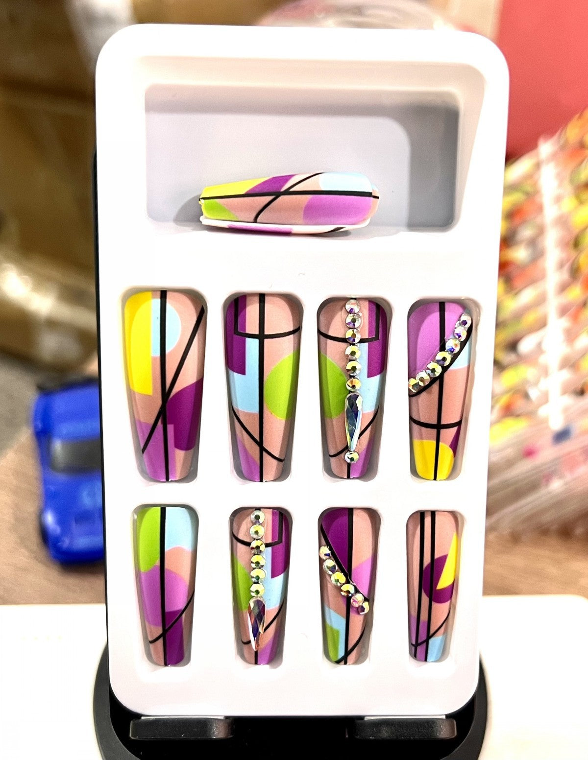 Kunstnägel im modernen geometrischen Design Brehn