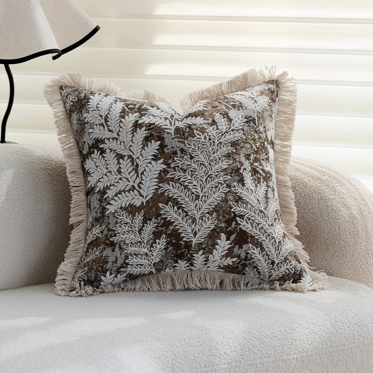 Rechteckiger dekorativer Kissenbezug mit besticktem Blatt‑Jacquard und Fransenrand Brehn