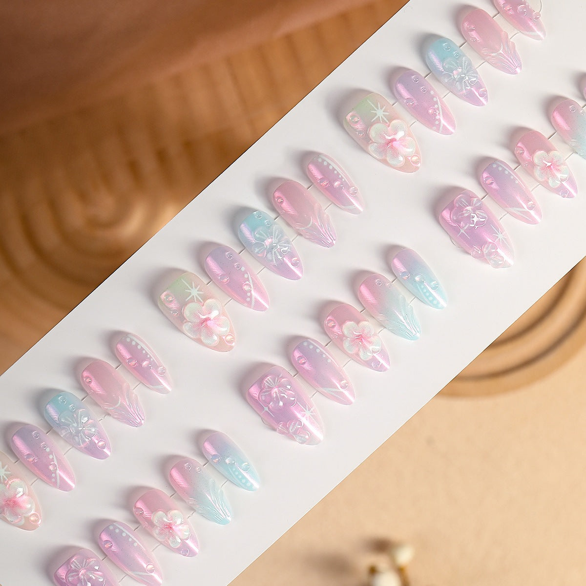Kunstnagelset mit floralen Akzenten und zartem Glitzereffekt Brehn