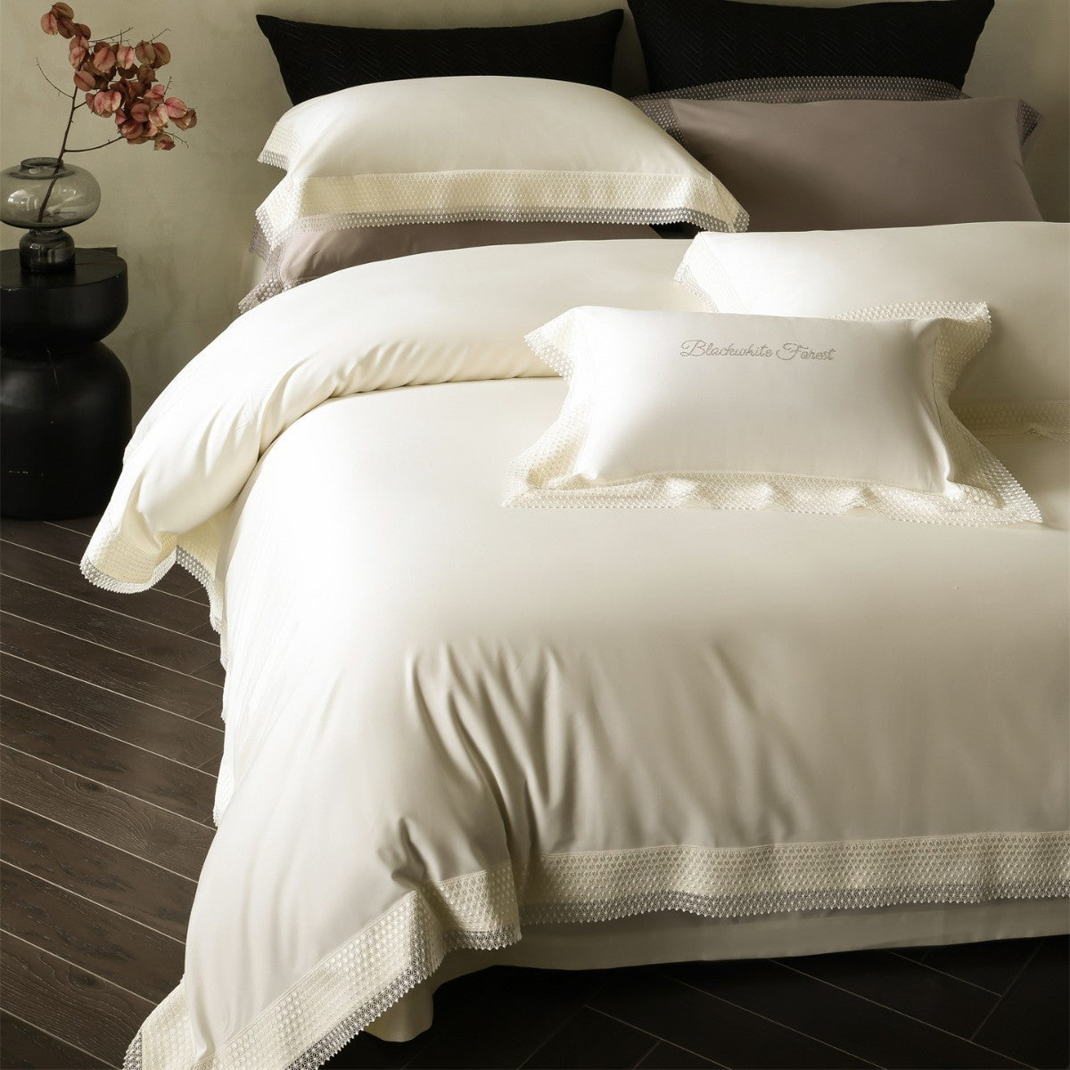 Seidiger Satin Bettwäsche und Euro Kissenbezug Set mit geometrischer Spitzenbordüre