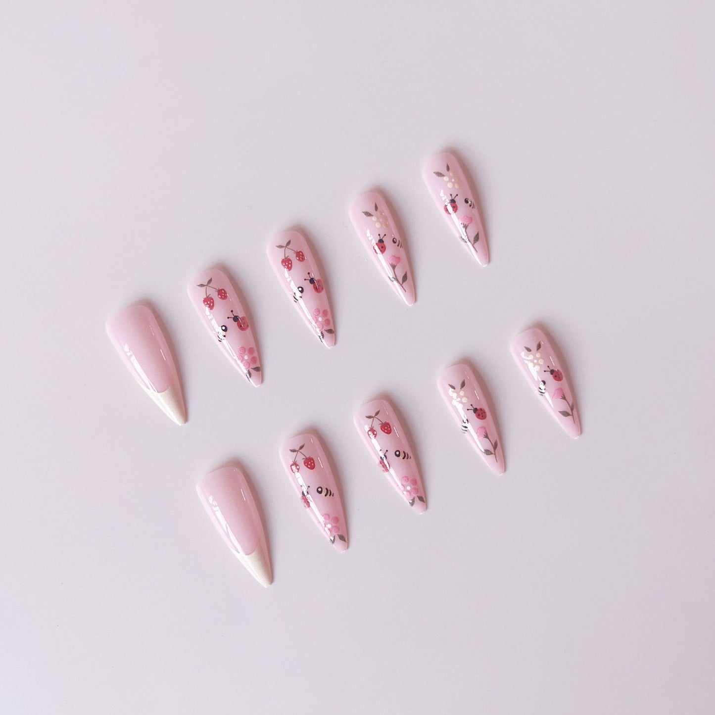 Kunstnagelset mit buntem Frühlingsdesign und eleganten Spitzen Brehn