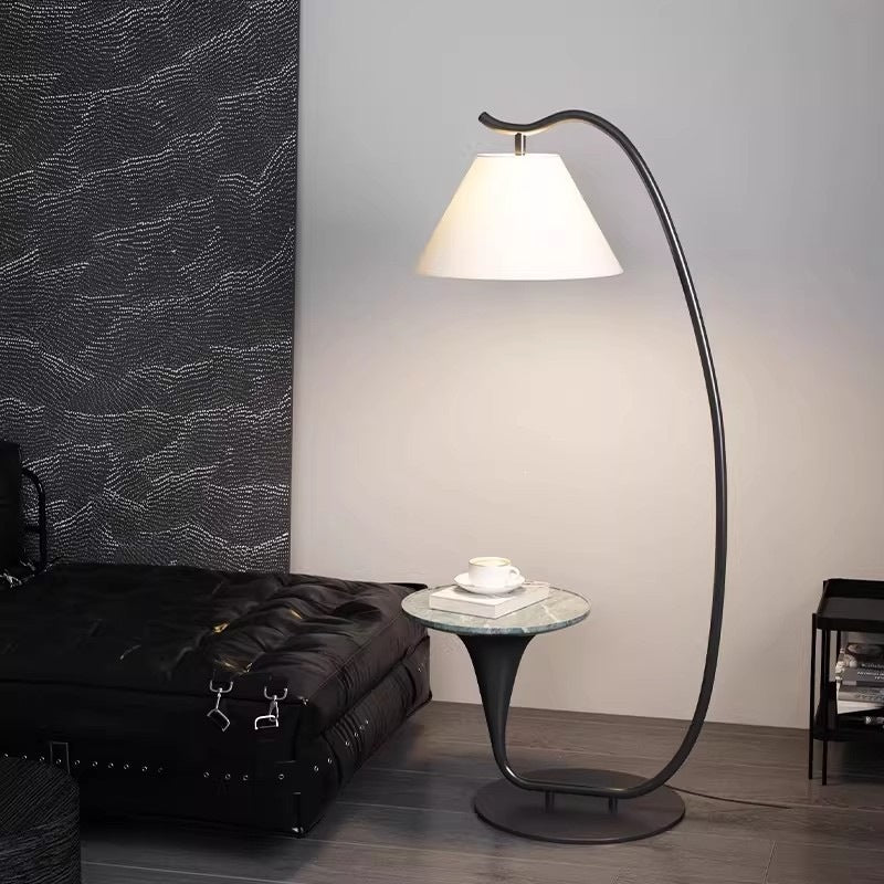 Zeitgenössische Stehlampe mit integriertem Beistelltisch