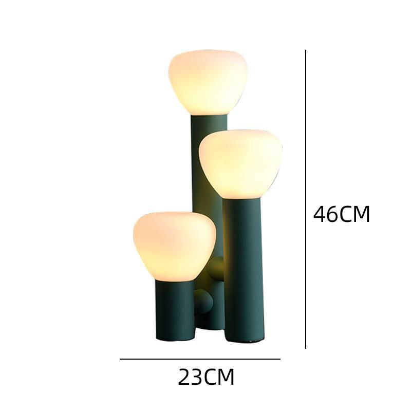 Moderne Stehlampe mit Dreibein