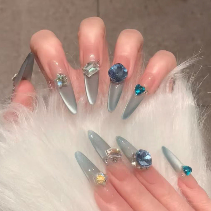 Glamouröse Kunstnagelspitzen mit Kristallverzierungen Brehn