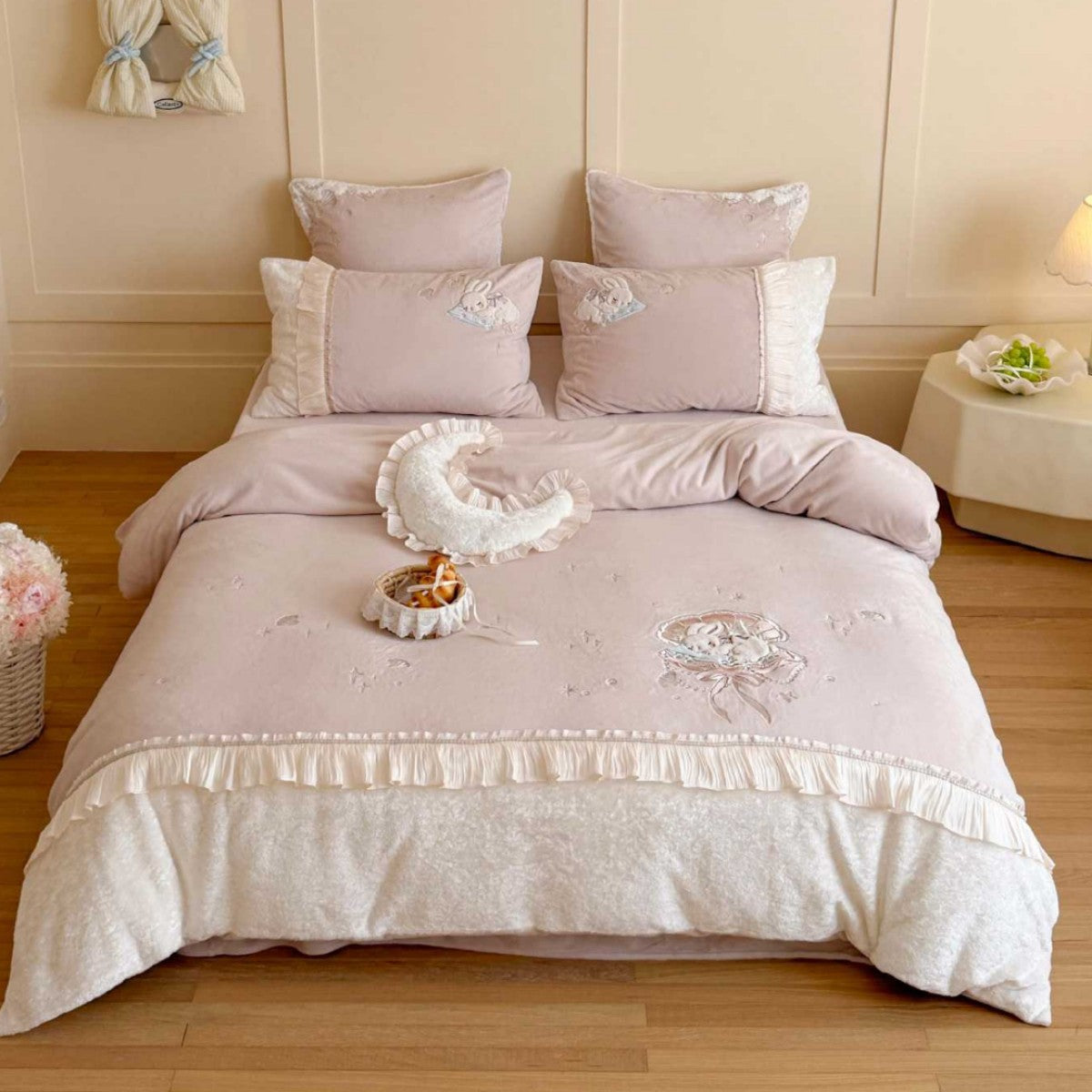 Rüschensaum Bestickte Bunny Bettwäsche Ensemble mit Dekorativem Mondkissen & Maßgeschneiderten Kissenbezügen