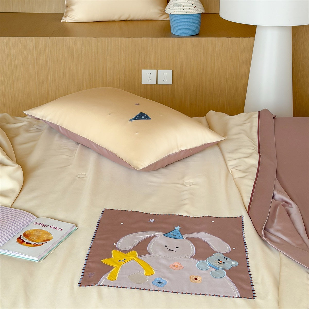Kinder-Bettwäscheset mit applizierten Tierfiguren, satinierter Hülle und gesteppter Decke