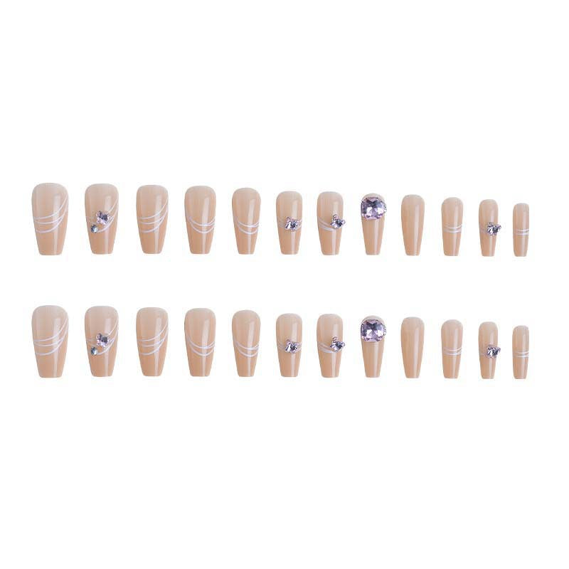 Kunstnagelset mit filigranen Verzierungen und glamurösen Akzenten Brehn