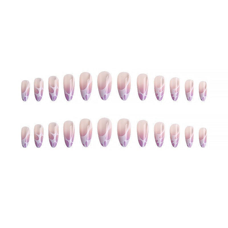 Kunstvolle Nagelspitzen mit elegantem Muster Brehn