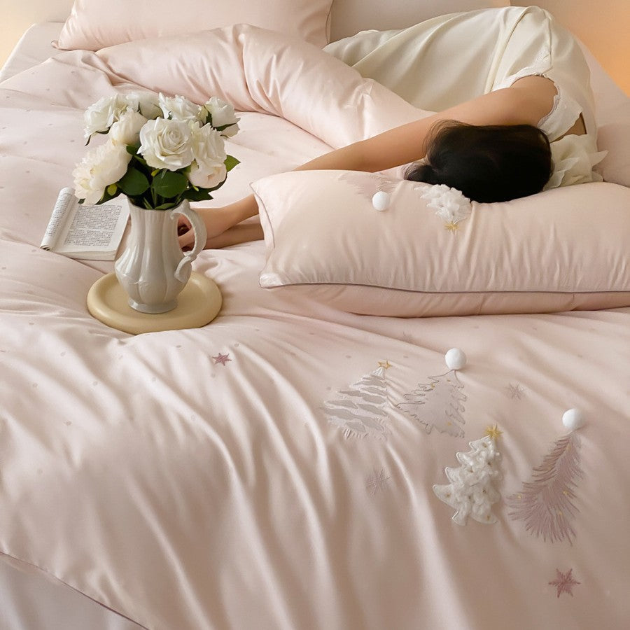 Luxuriöse Satin-Bettwäschegarnitur mit winterlicher Tannen‑Stickerei und Pompon‑Applikationen