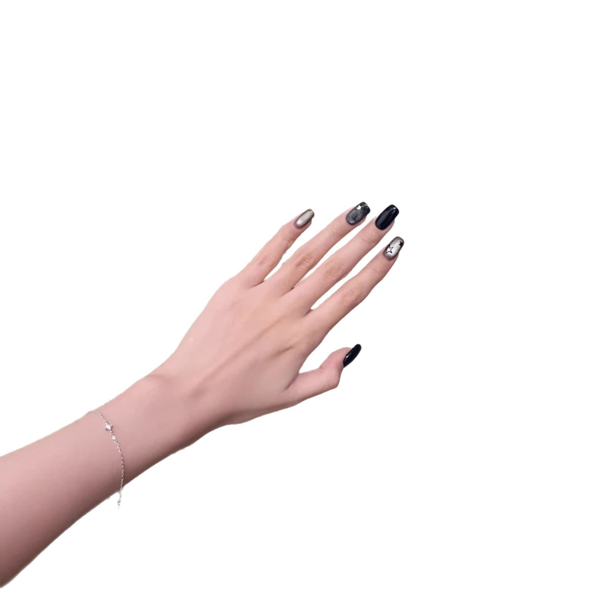 Künstlerisches Press-On-Nageldesign mit metallischen Akzenten