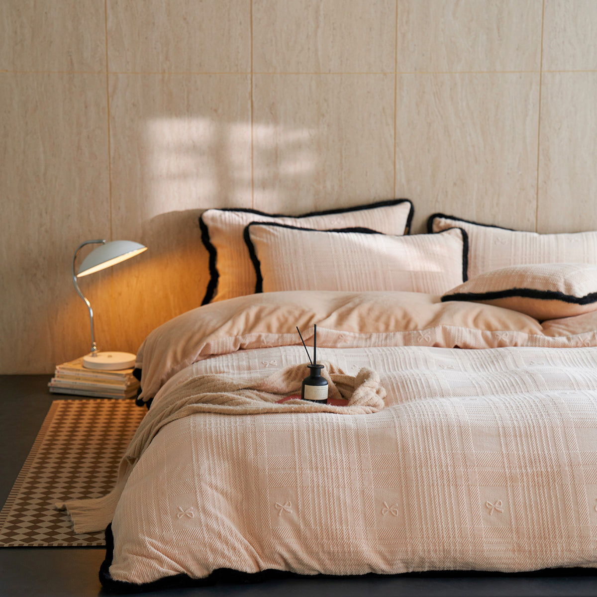 Hochwertiges Steppbett-Set mit geprägtem Karo-Jacquard und Kunstfell-Saum