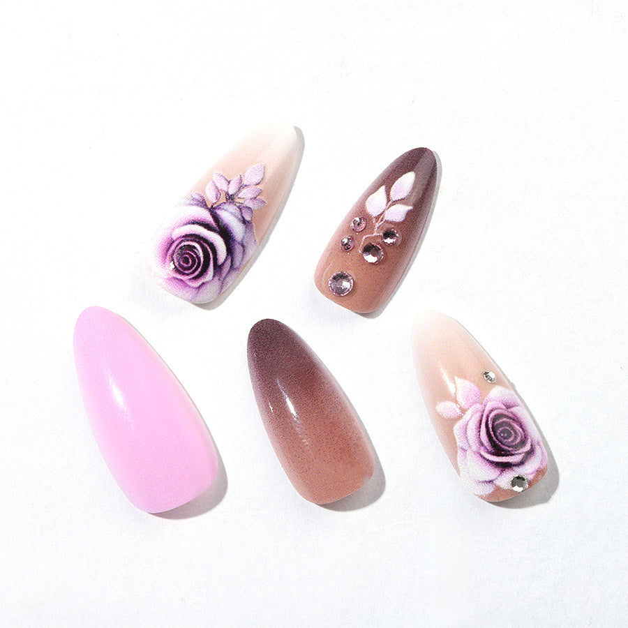 Kreatives Kunstnagelset mit eleganten Rosen-Akzenten und sanftem Farbverlauf Brehn