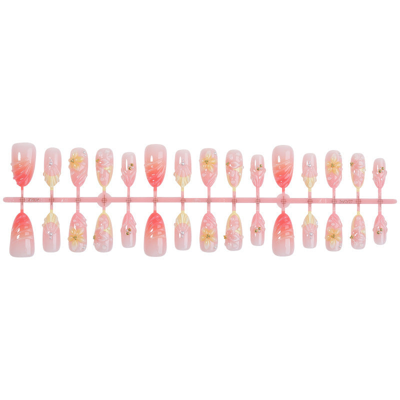 Kreatives Kunstnagelset mit zarten Blüten- und Dekorationselementen Brehn