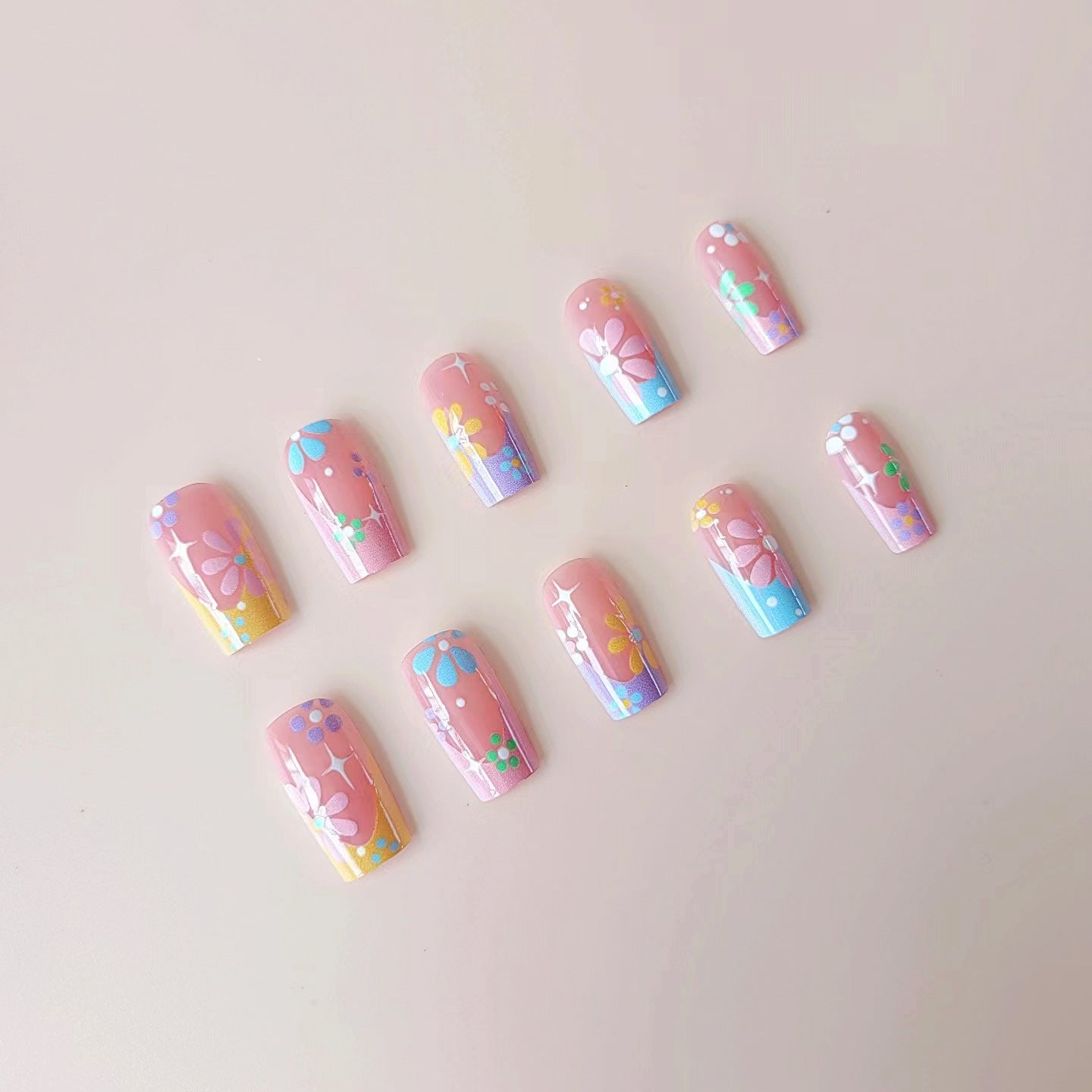 Künstliche Nagelspitzen mit floralen Designs Brehn