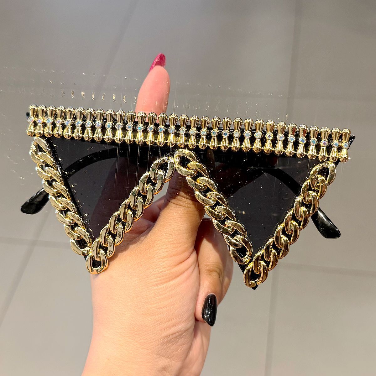 Damen trendige Sonnenbrille mit auffälligem Kettenrahmen Brehn