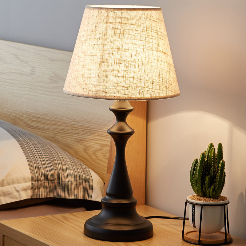 Moderne Tischlampe mit Stoffschirm