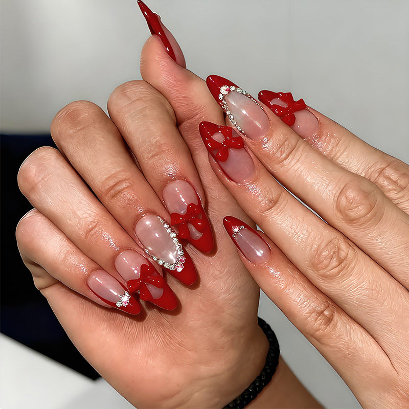 Kunstnagelset mit stylischen Akzenten und dekorativen Details Brehn