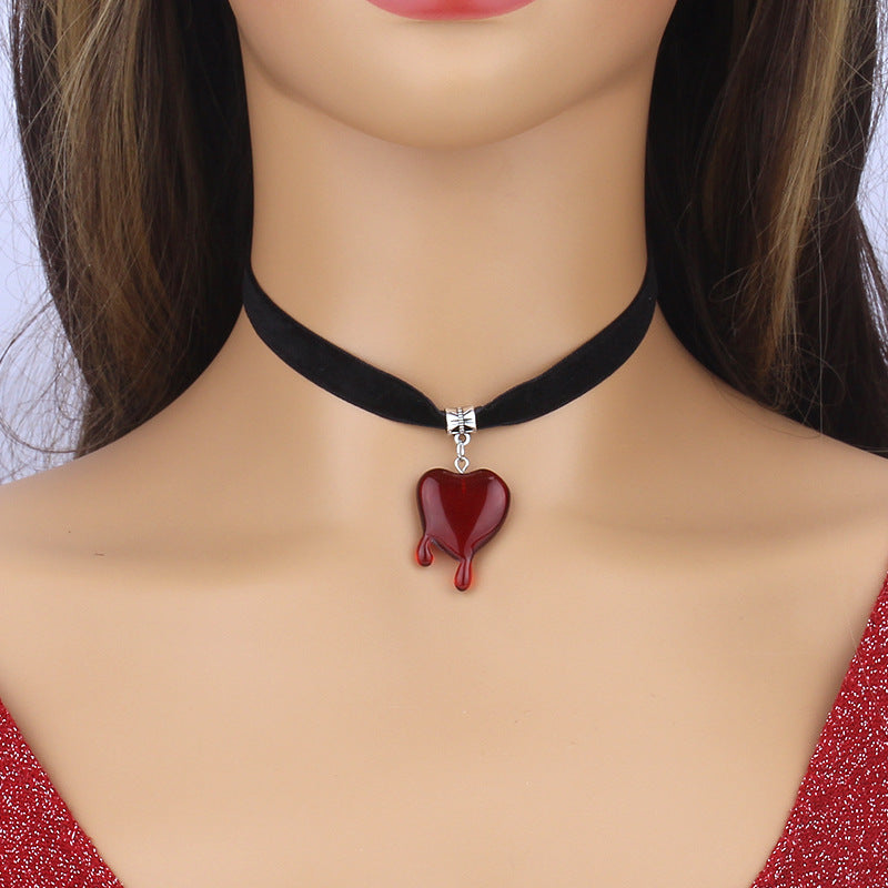 Samt Choker Halskette mit tropfendem Herz-Anhänger Brehn