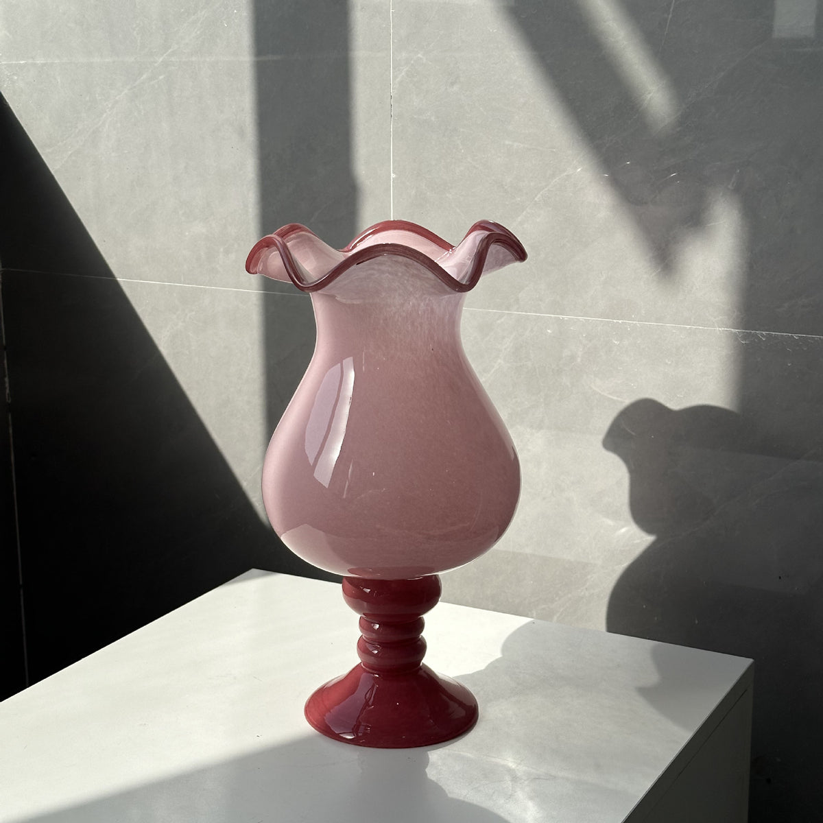 Handgeblasene Vase aus Kunstglas mit rüschigem Rand und Bulb-on-Pedestal Brehn