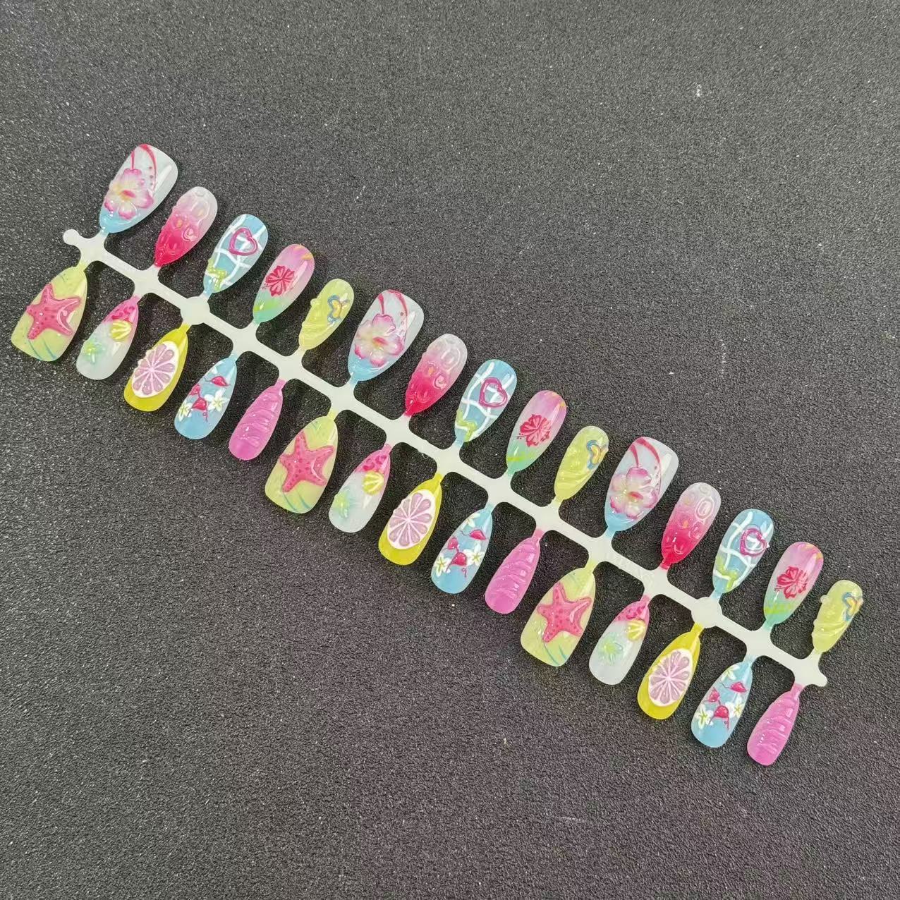 Künstlerisch thematisierte Press-On Nageltips Brehn