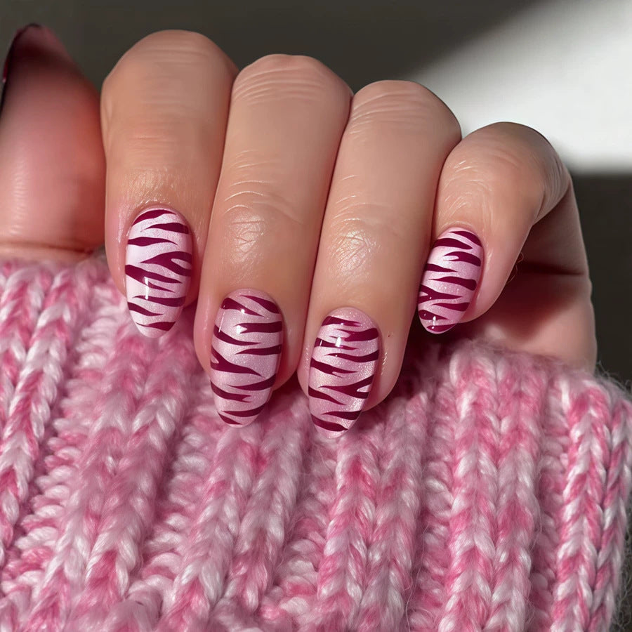 Künstlerisches Press-On Nagelset mit stilvollen Zebramustern Brehn