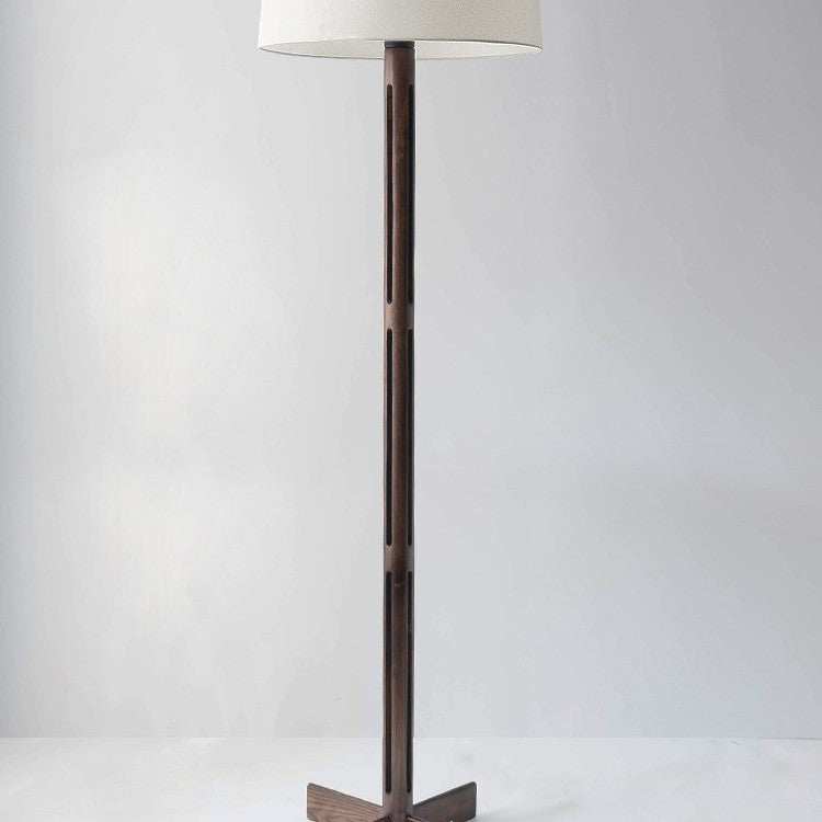 Elegante verstellbare Holzstehlampe