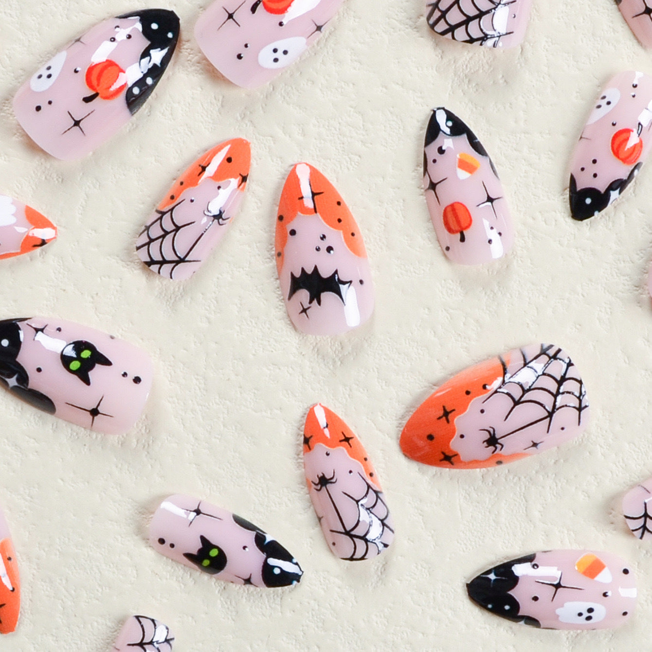 Halloween Kunstnagelset mit gruseligen Motiven und detailreichen Verzierungen Brehn