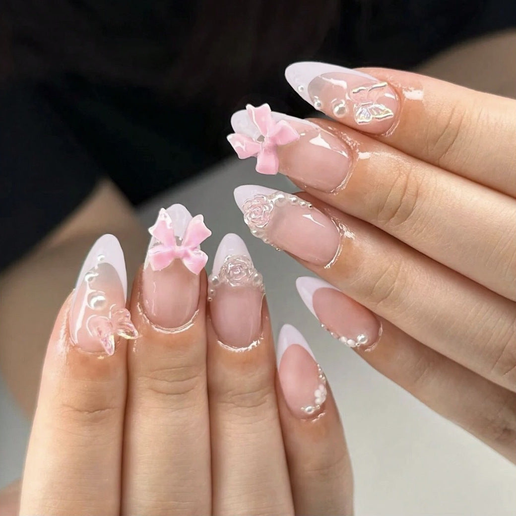 Kunstnagelset mit romantischen Blüten- und Glitzerakzenten Brehn