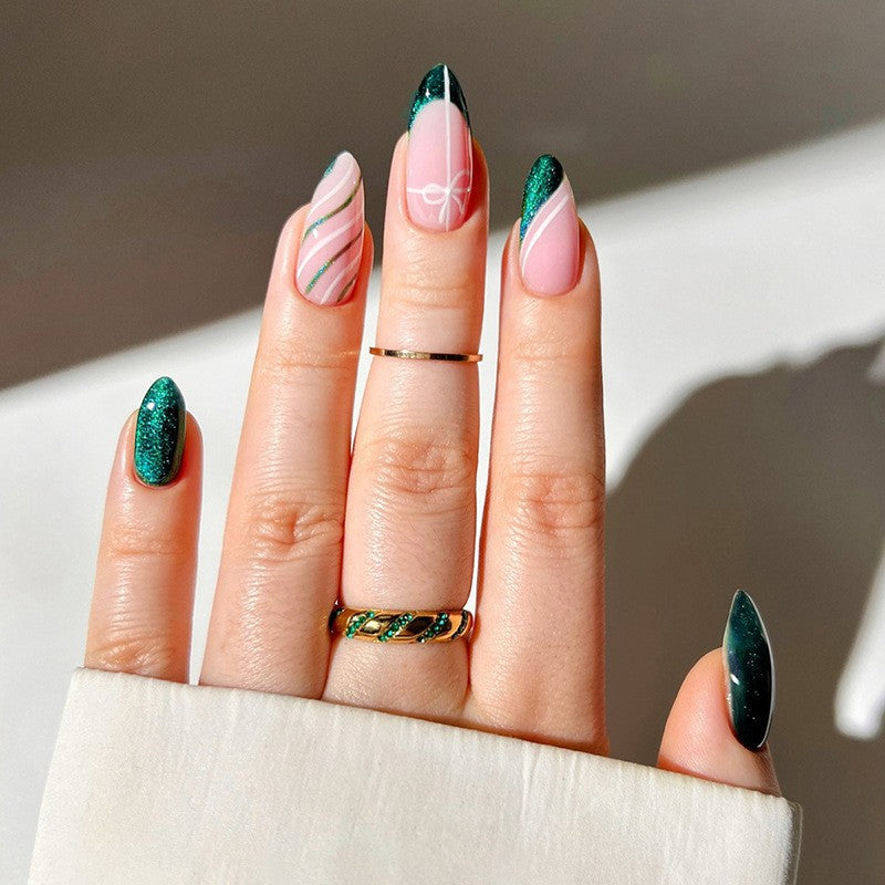 Dekorativer Press-On-Nagelset mit Glitzer und gestreiftem Design Brehn