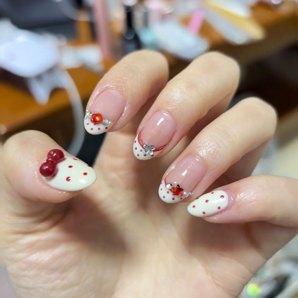 Elegante French Tip Nagelverlängerungen mit dekorativen Akzenten